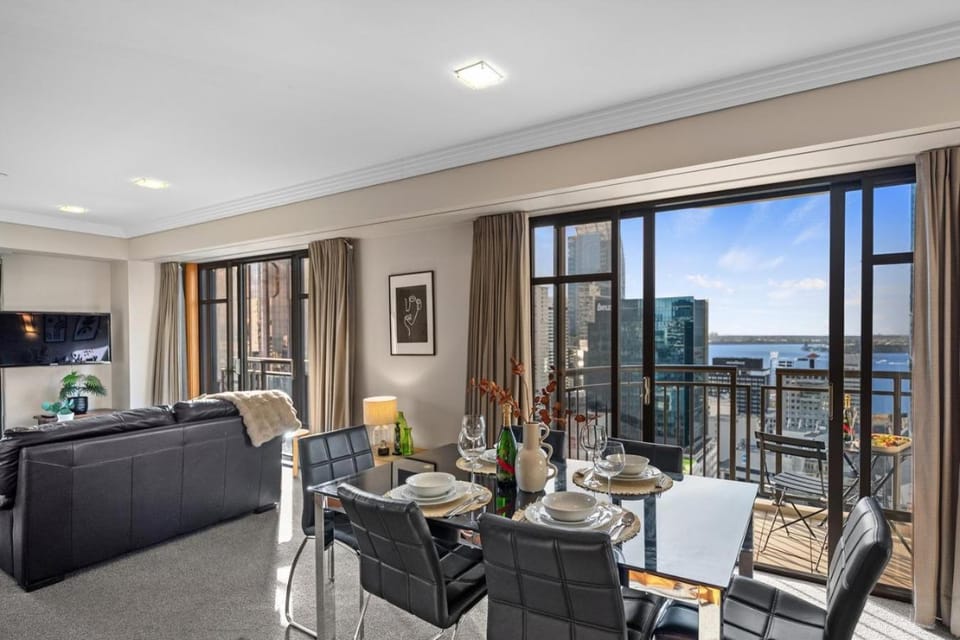 Dining area, City view, Sea view