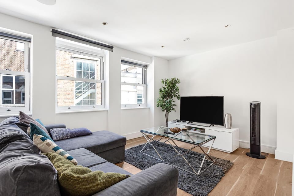 Walpole Court Apartment in London Borough of Ealing