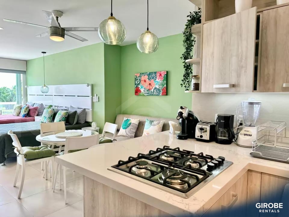 Kitchen or kitchenette, Dining area