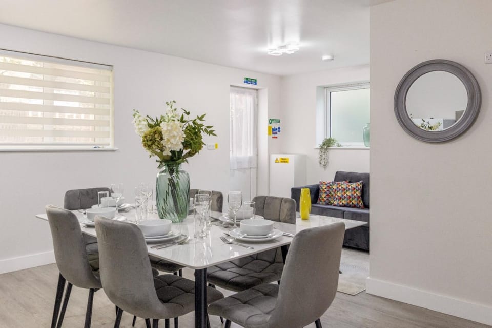 Peaceful London Stay 2BR Walkable Locale Apartment in London Borough of Camden