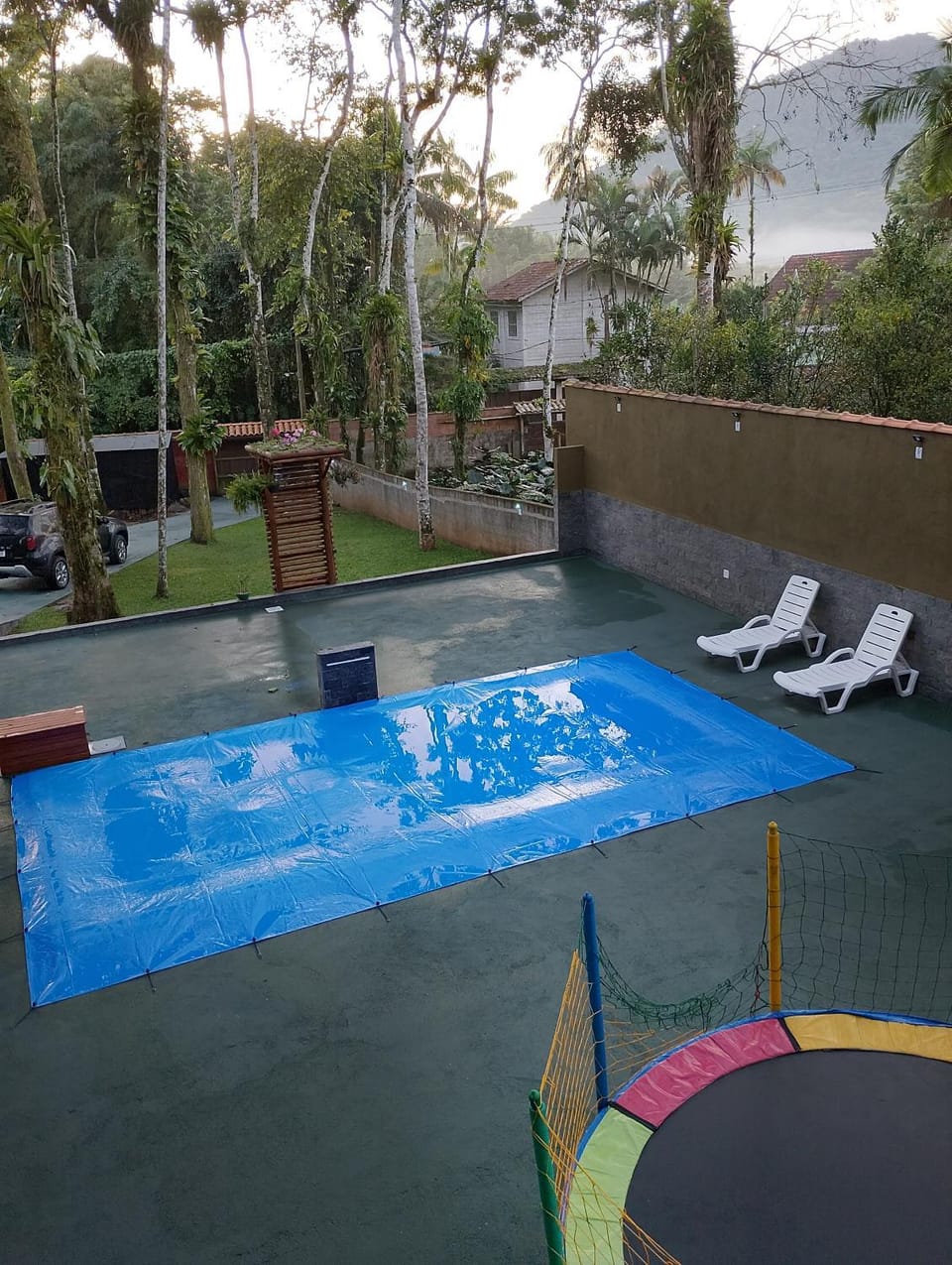 Chale de madeira na beira da cachoeira House in Ubatuba