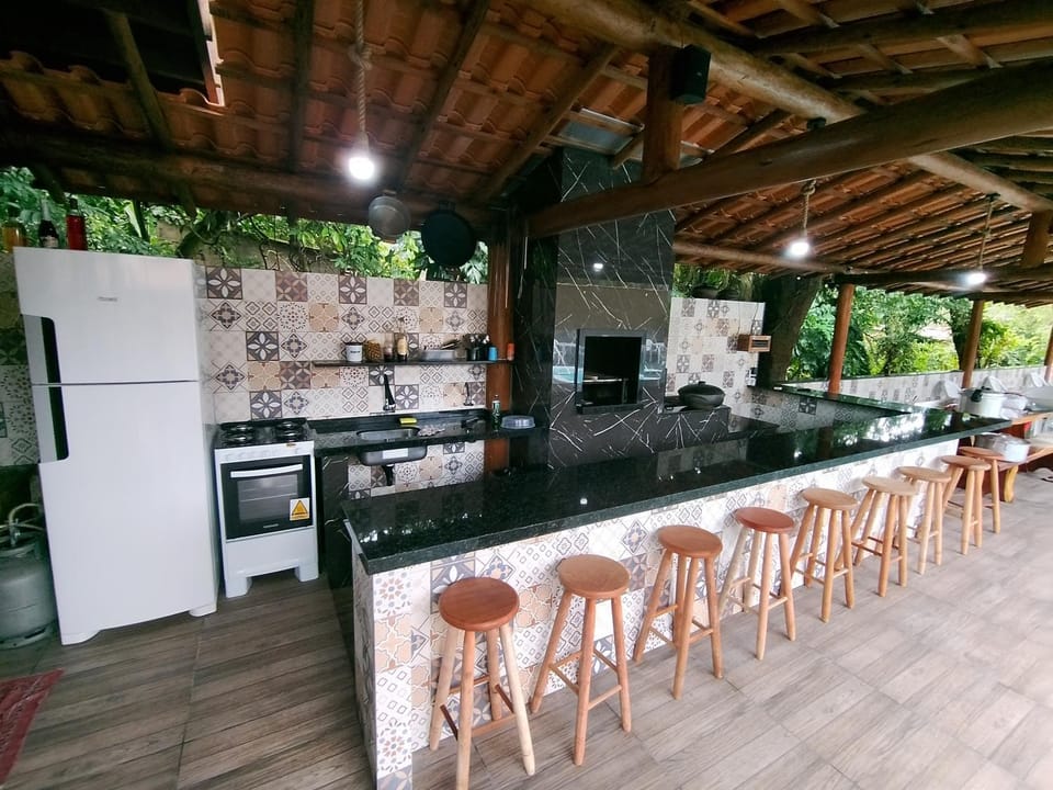 Chale de madeira na beira da cachoeira House in Ubatuba