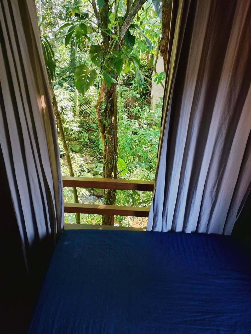 Chale de madeira na beira da cachoeira House in Ubatuba
