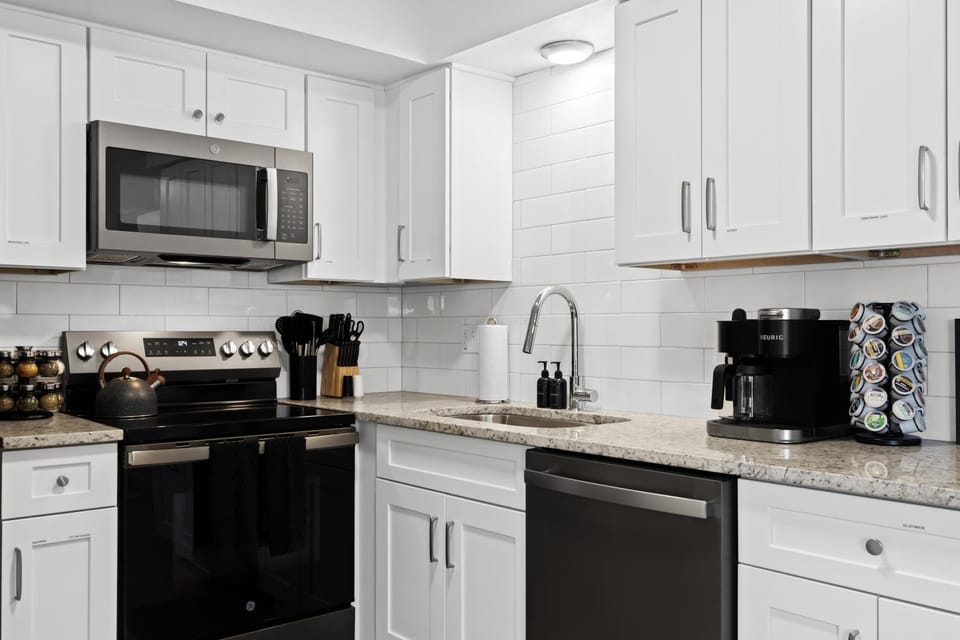 Stylish 1BR Upper Flat in the Heart of Royal Oak Apartment in Royal Oak