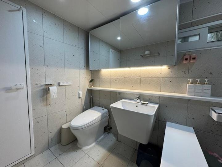 Blue, Songdo House in Busan