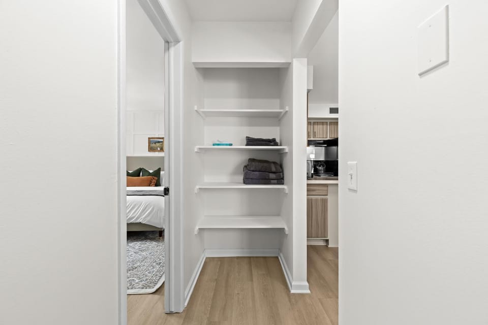 Charming 1BR Upper-Flat Unit in Royal Oak Apartment in Royal Oak