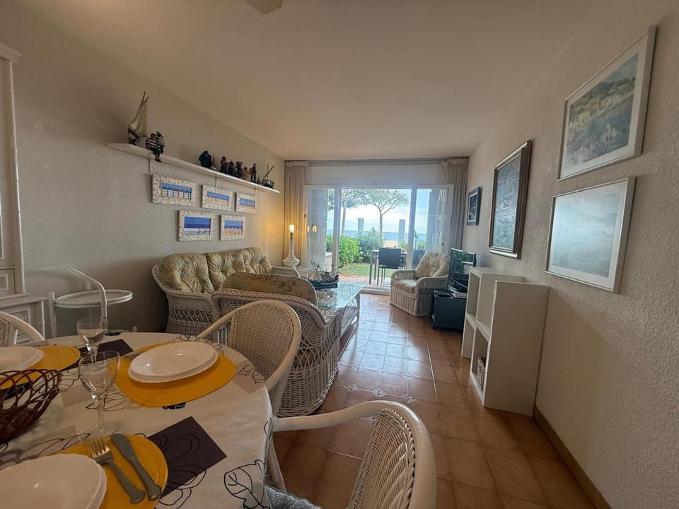 Apartamento de 3 Habitaciones Frente al Mar en Platja d'Aro - ES-209-93 Apartment in Platja d'Aro