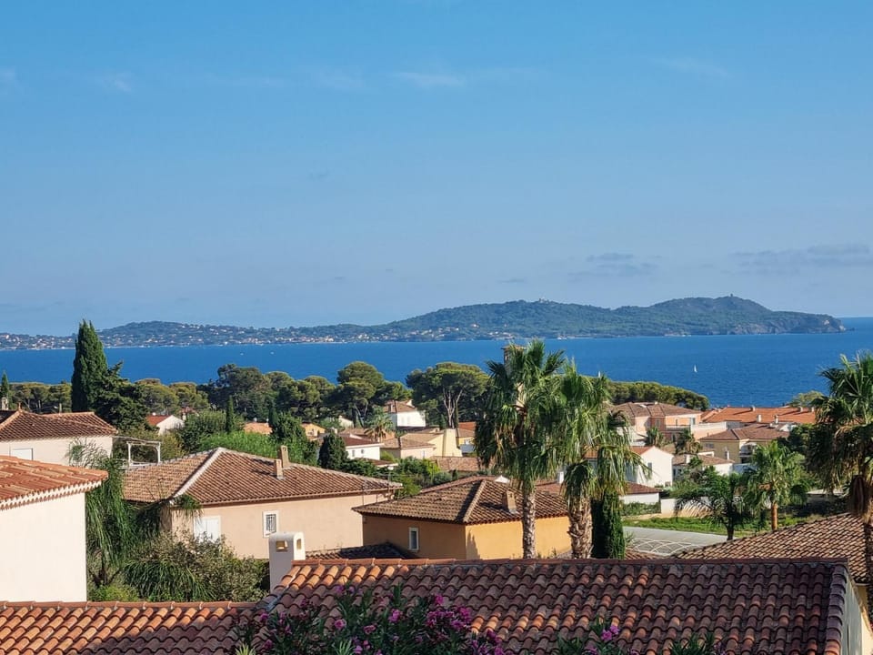 Carqueiranne: Villa de Charme avec Piscine, Vue Mer, pour 8 Personnes - FR-1-599-119 House in Hyères