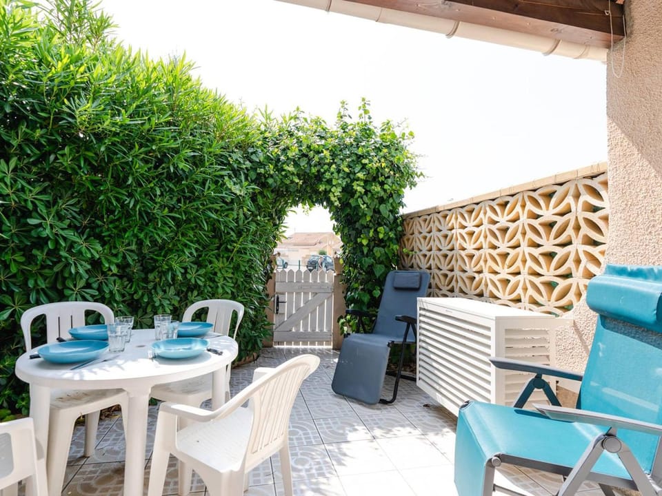 Pavillon Studio Mezzanine Climatisé Proche Plage avec Parking - FR-1-409A-37 Villa in Gruissan