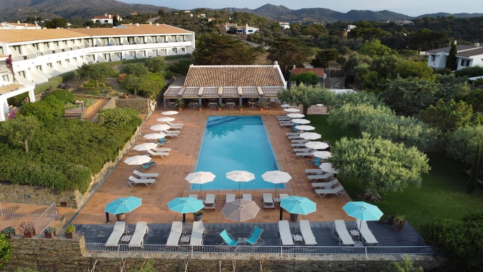 Property building, Restaurant/places to eat, Swimming pool
