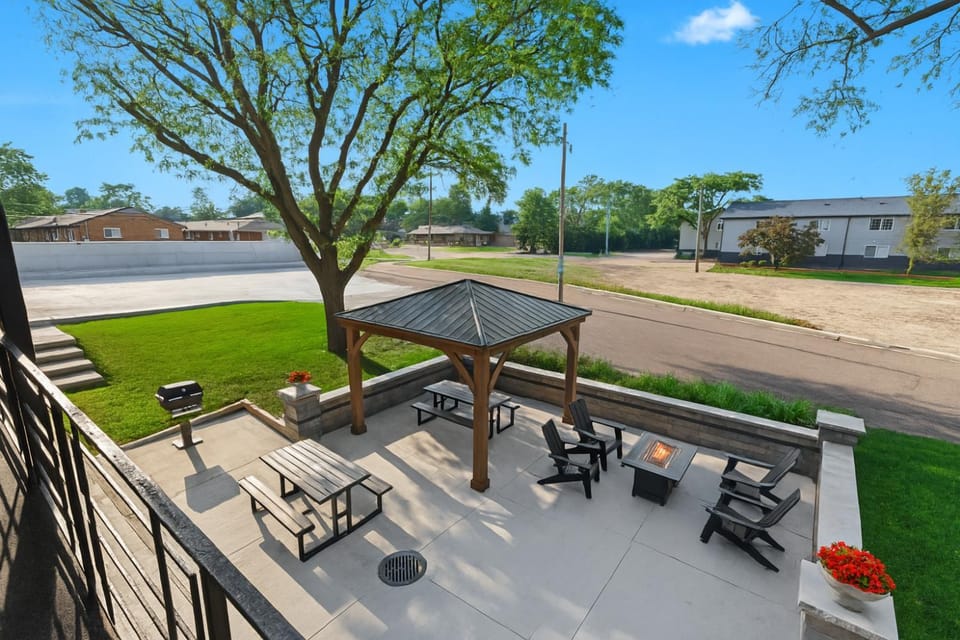 Renovated 1BR Upper Flat Modern King Suite Apartment in Royal Oak