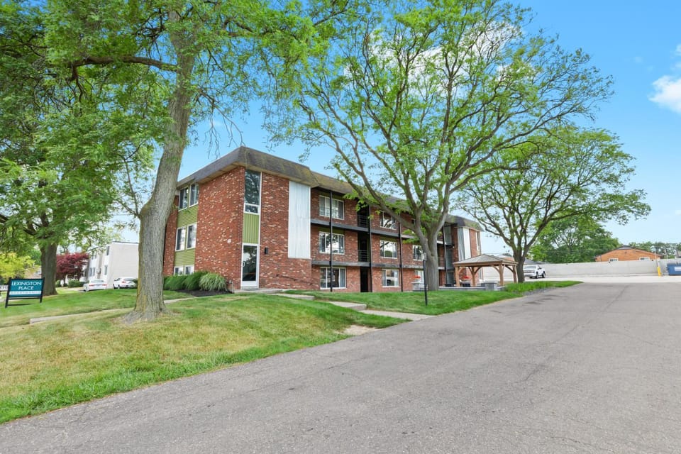 Renovated 1BR Upper Flat Modern King Suite Apartment in Royal Oak