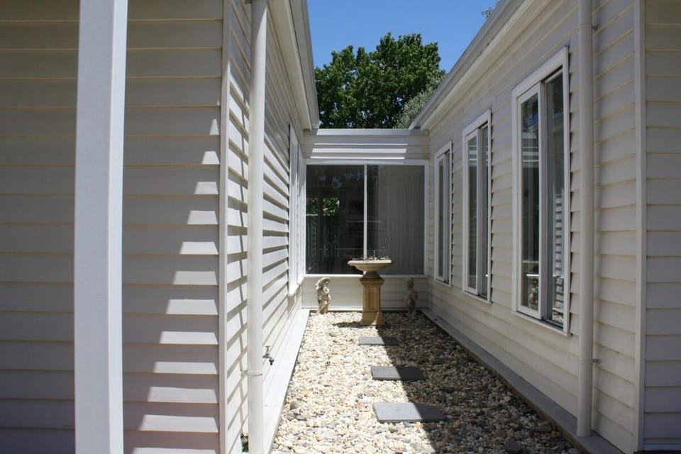 Spacious self contained house walking distance-CBD House in Bendigo