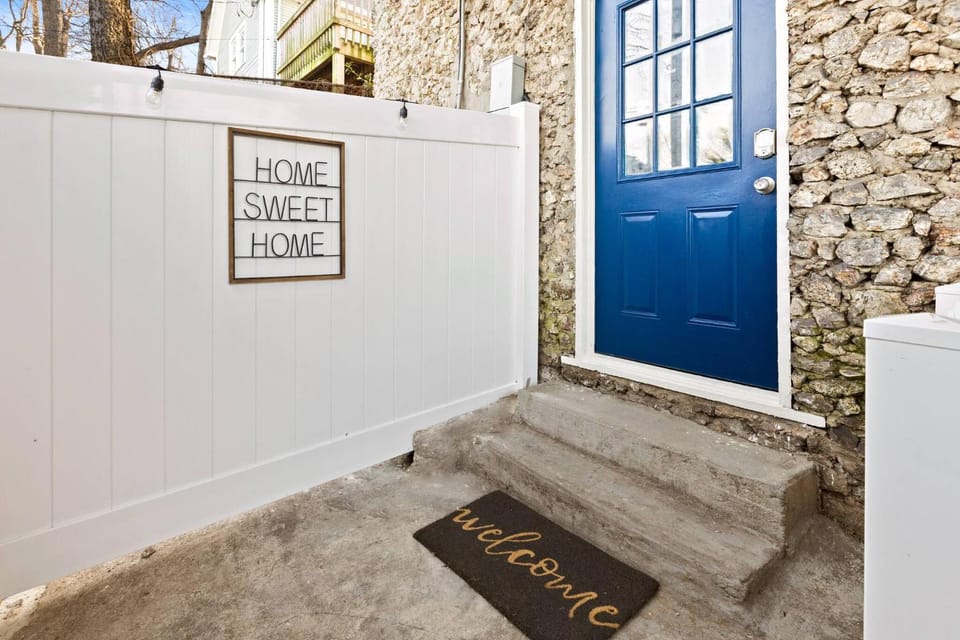 Property building, Facade/entrance, Night
