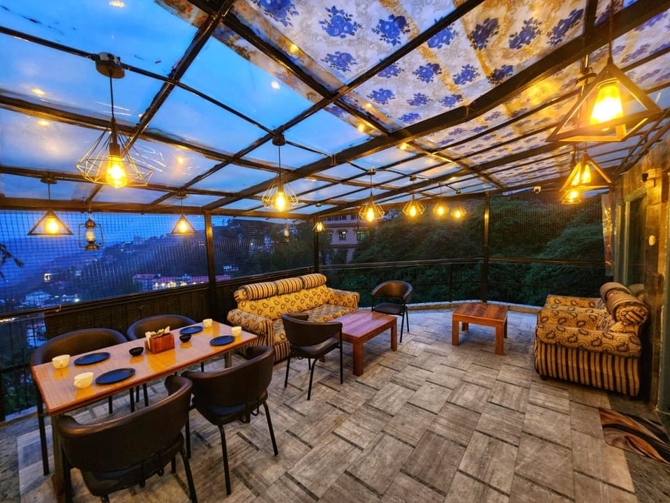 Patio, Restaurant/places to eat, Seating area