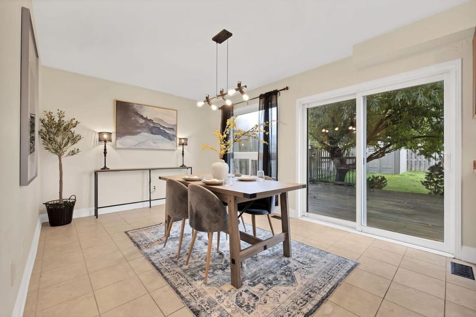 Instaworthy Home - Relaxing Patio - Hot tub & BBQ House in Cambridge