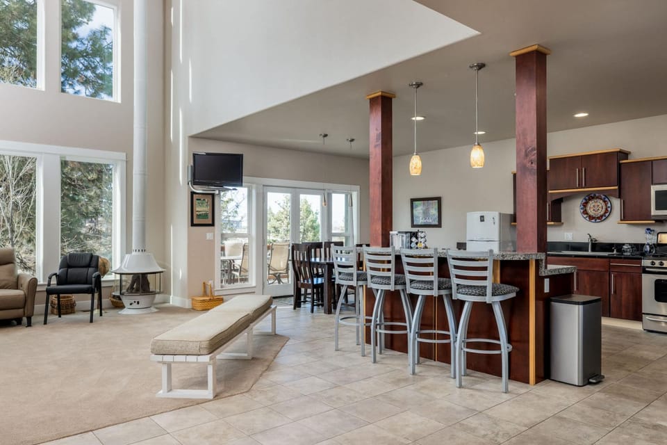 6BR - 6 King Beds - EV - 10min Downtown House in Bend