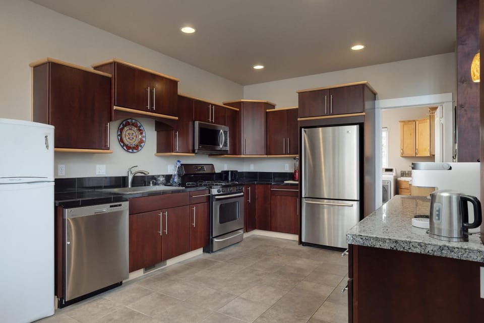 6BR - 6 King Beds - EV - 10min Downtown House in Bend