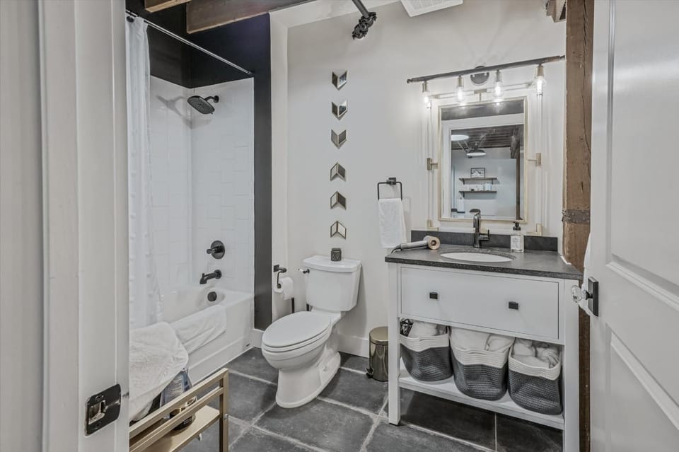 Luxe Loft with Speakeasy Parking and 2 Mi to Broadway Apartment in Nashville