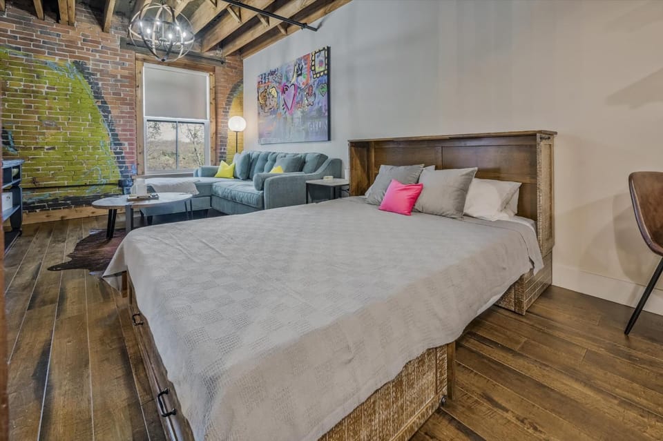 Luxe Loft with Speakeasy Parking and 2 Mi to Broadway Apartment in Nashville