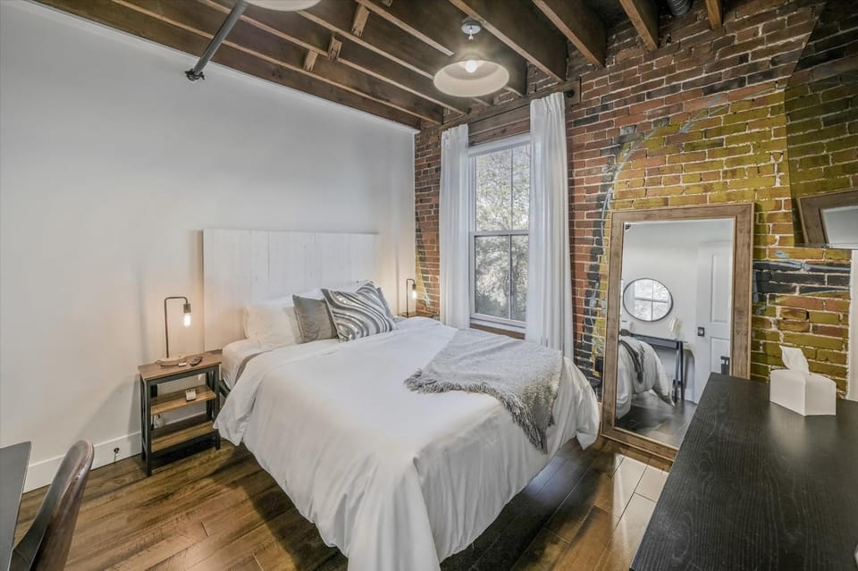 Luxe Loft with Speakeasy Parking and 2 Mi to Broadway Apartment in Nashville