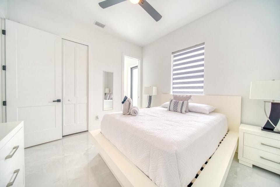 Breezy Coral Escape-Heated Pool House in Cape Coral
