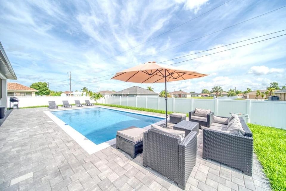 Breezy Coral Escape-Heated Pool House in Cape Coral