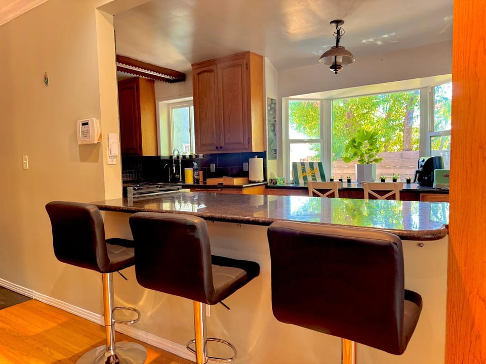West LA - Family House & Private Yard - 10 mins from LAX & Beach House in Mar Vista