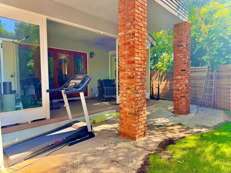 West LA - Family House & Private Yard - 10 mins from LAX & Beach House in Mar Vista