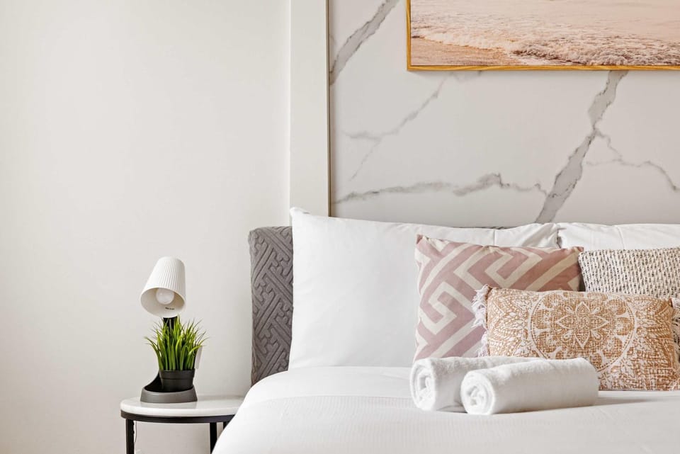 Comfortable & Affordable Stay in Padstow - Queen Room Retreat - Shared Bathroom Bed and Breakfast in Sydney