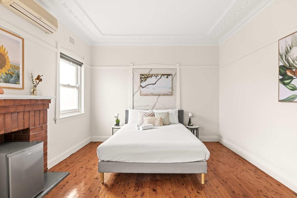 Comfortable & Affordable Stay in Padstow - Queen Room Retreat - Shared Bathroom Bed and Breakfast in Sydney