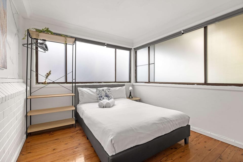 Inviting Double Room - A Peaceful Budget Stay in Padstow - Shared Bathroom Bed and Breakfast in Sydney