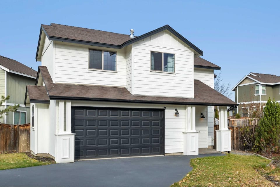 Fam-Friendly- Hot-tub - 30min to MT Bachelor House in Bend