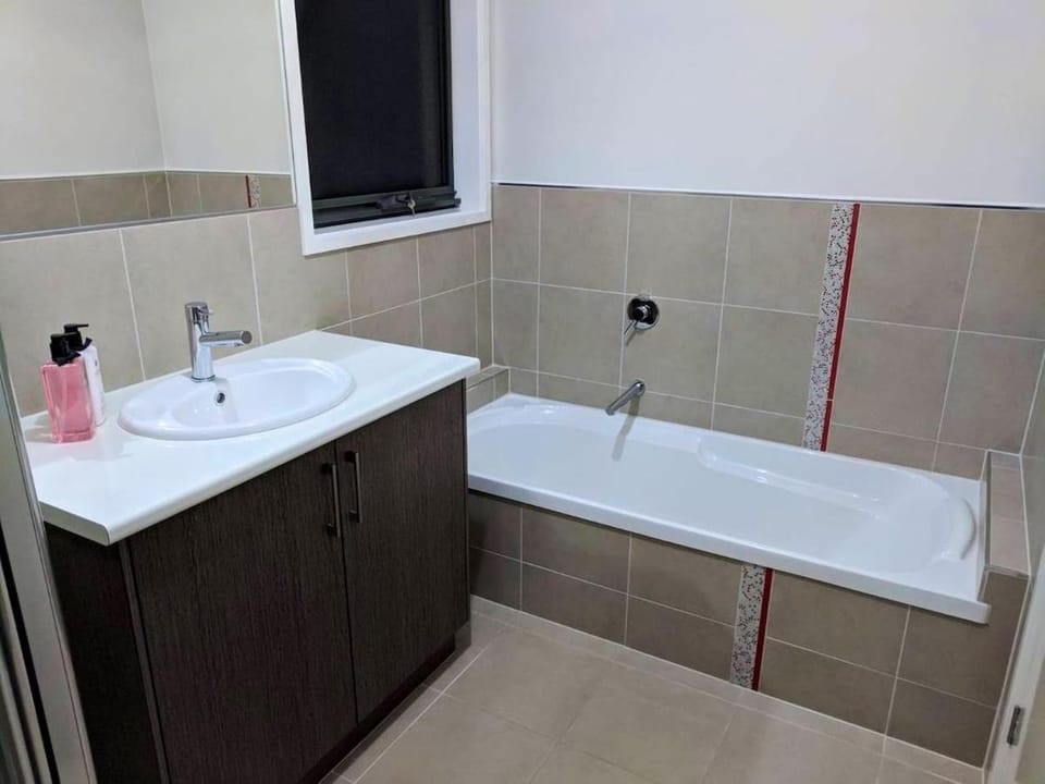 La Casa!! Great location, Mins away from River and Beaches House in Warrnambool