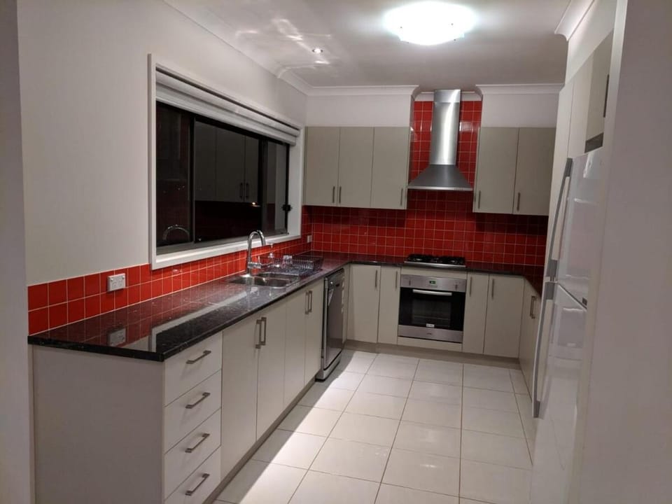 La Casa!! Great location, Mins away from River and Beaches House in Warrnambool