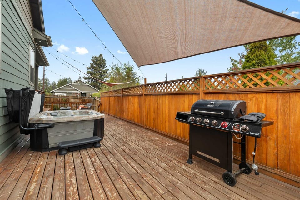 Hot-tub Pet-friendly minutes to Downtown House in Bend