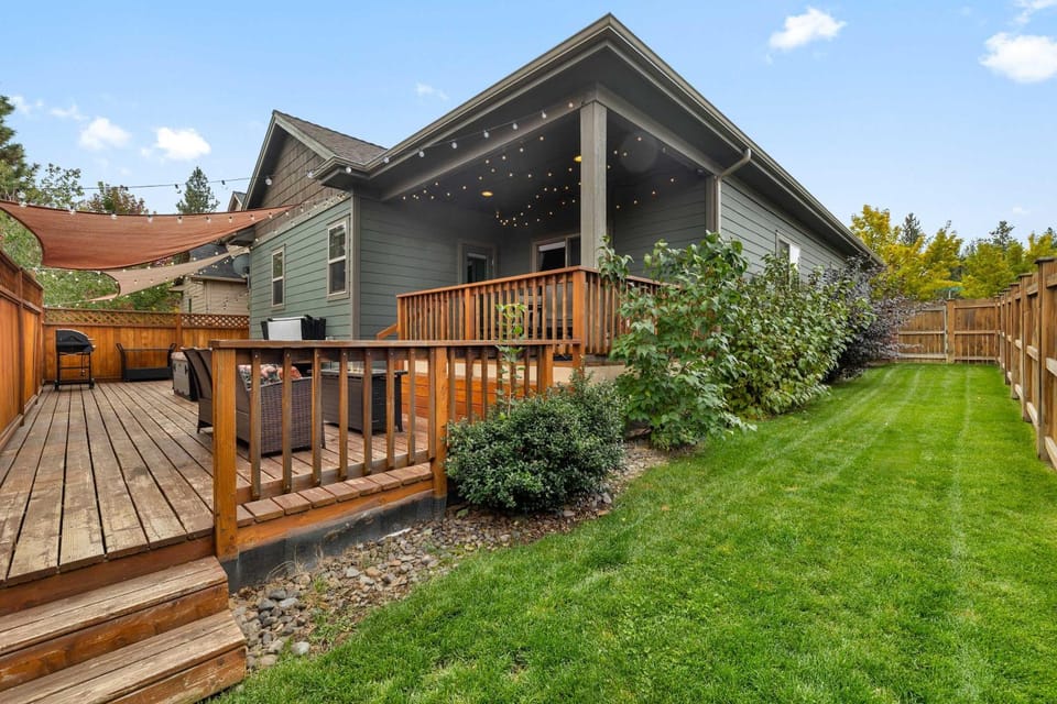 Hot-tub Pet-friendly minutes to Downtown House in Bend