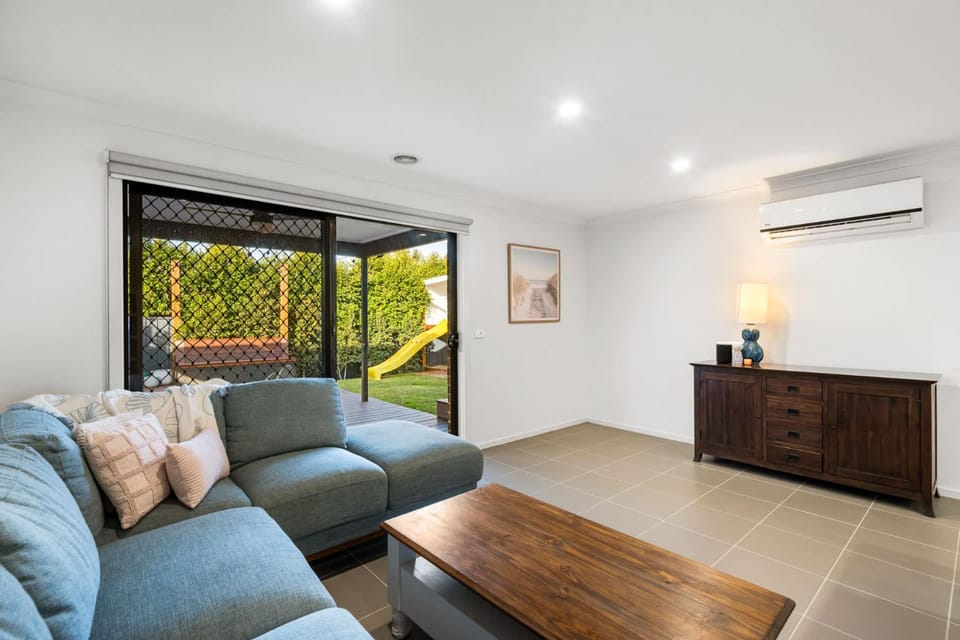 Living room, Seating area, air conditioner