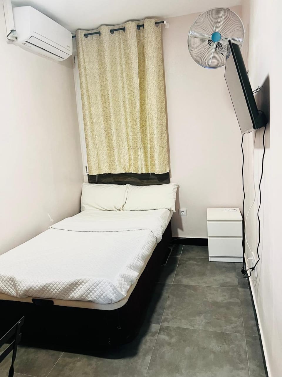 Bed, TV and multimedia, Photo of the whole room, Bedroom, air conditioner