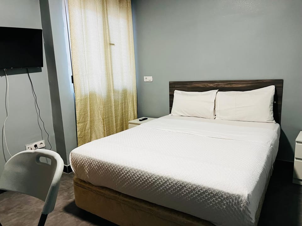 Bed, TV and multimedia, Photo of the whole room, Bedroom