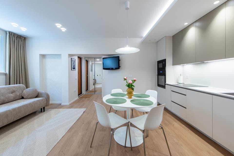 Kitchen or kitchenette, Living room, Seating area, Dining area