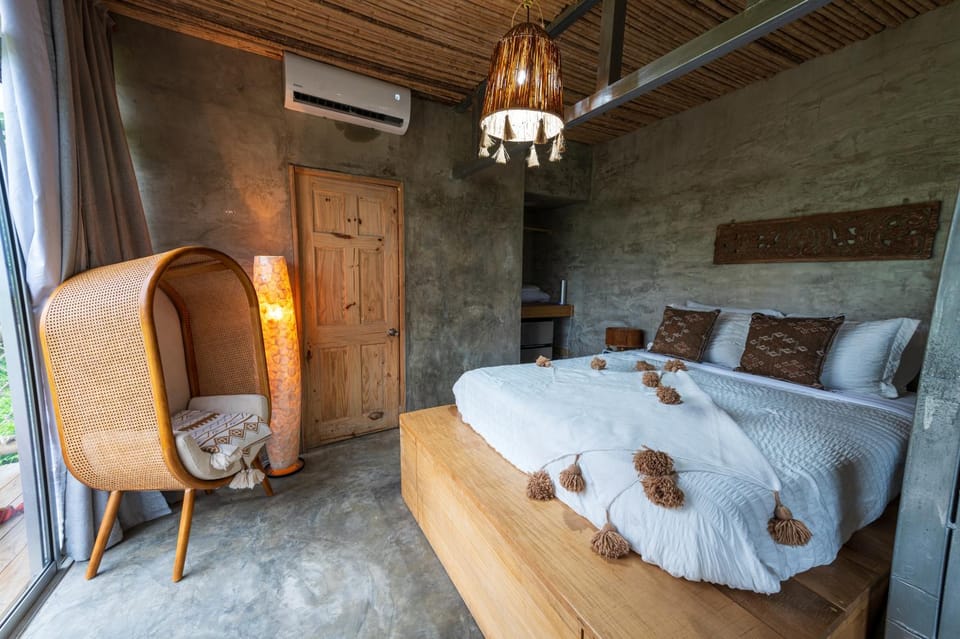 Bed, Living room, Photo of the whole room, Bedroom, towels, air conditioner