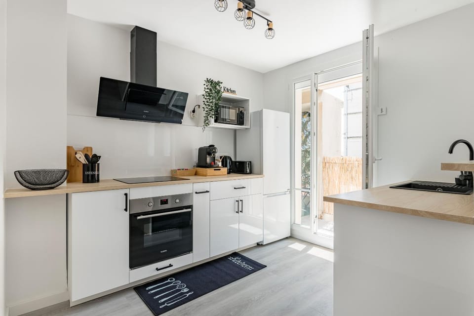 Coffee/tea facilities, Kitchen or kitchenette, dishwasher, oven, stove, toaster