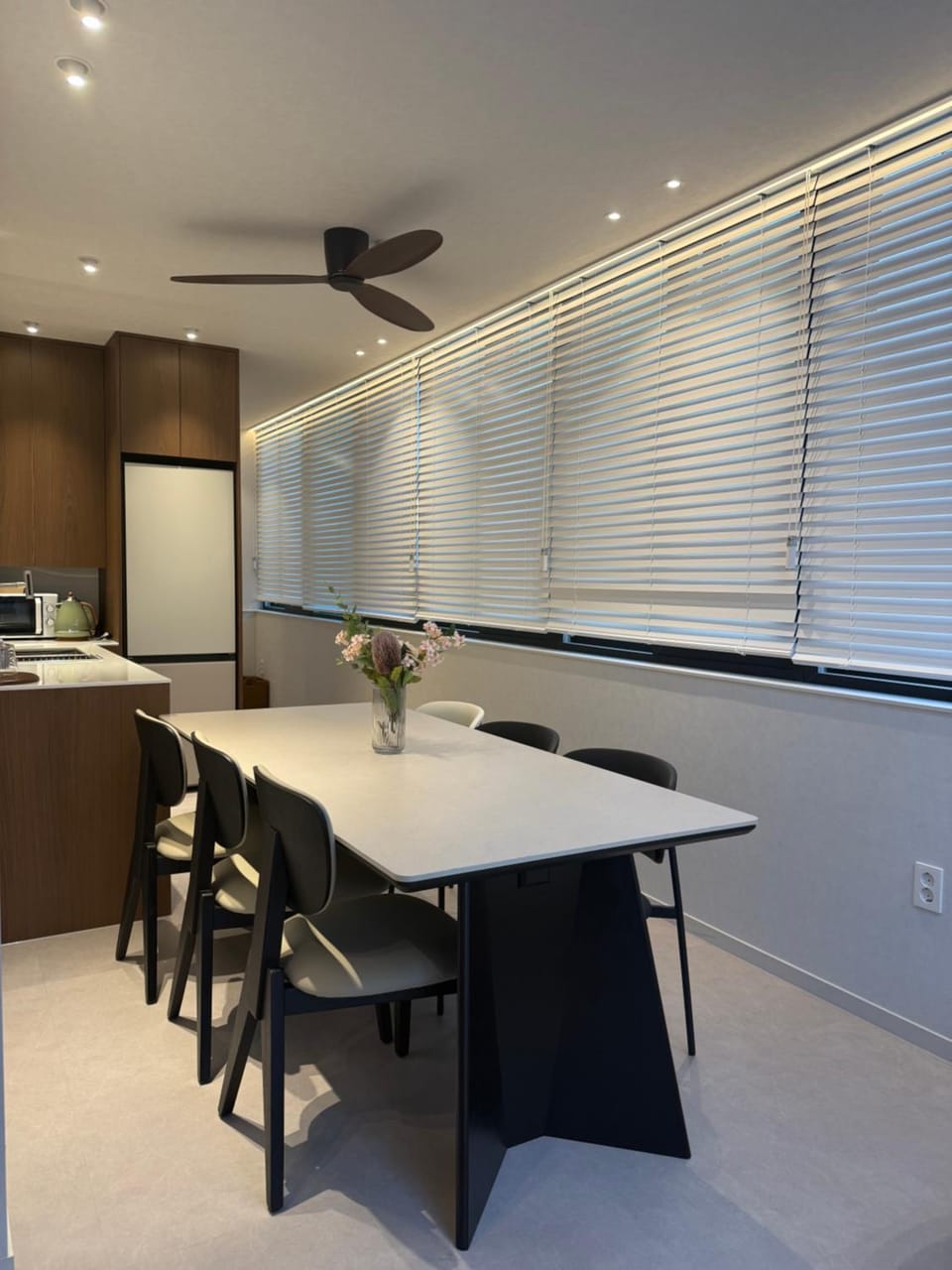 Kitchen or kitchenette, Dining area