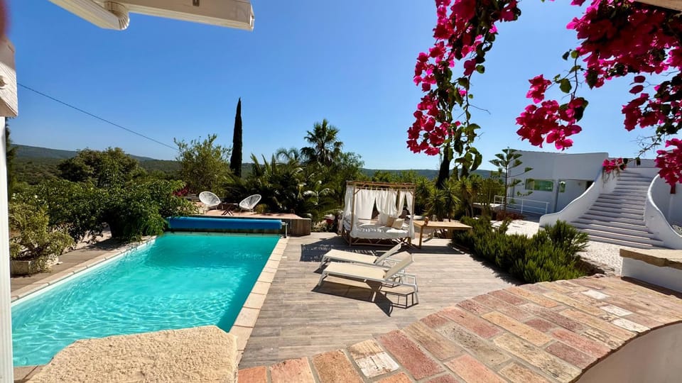 Patio, Pool view, Swimming pool, Swimming pool, sunbed