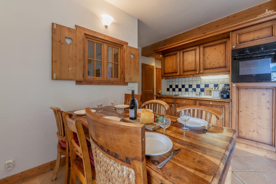 Kitchen or kitchenette, Dining area