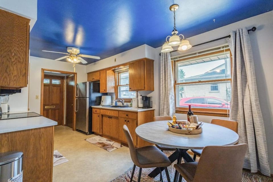 Spacious 3BR, Sleeps 8, King bed, Parking garage, Fast WiFi House in Milwaukee