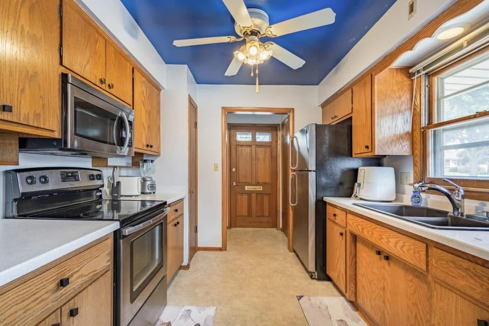 Spacious 3BR, Sleeps 8, King bed, Parking garage, Fast WiFi House in Milwaukee