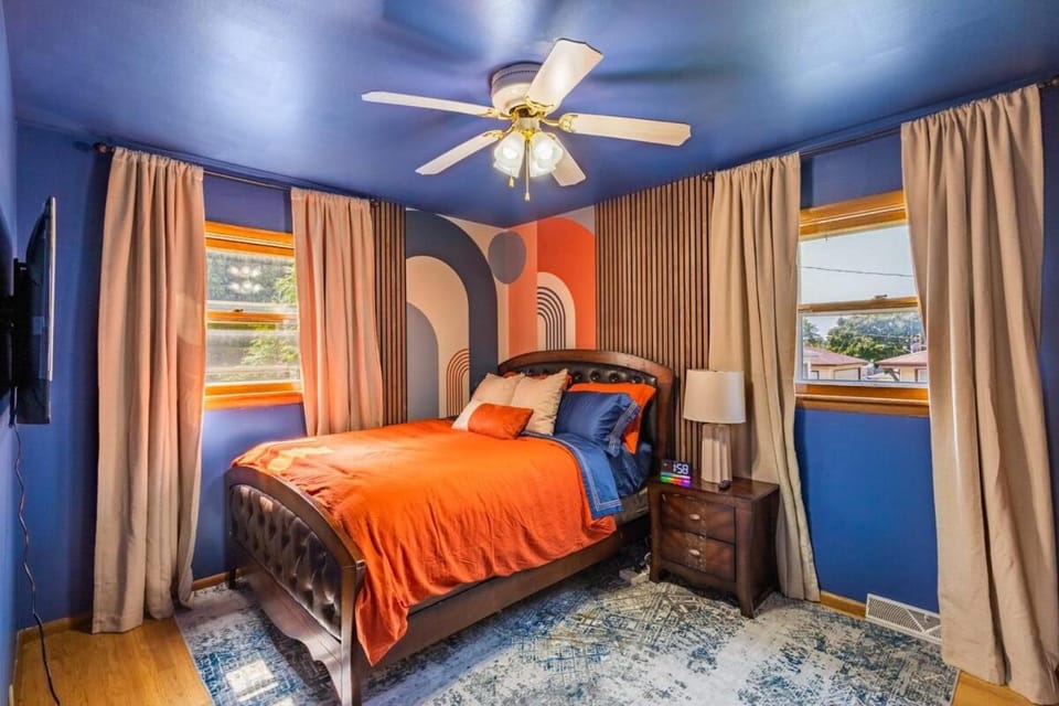 Spacious 3BR, Sleeps 8, King bed, Parking garage, Fast WiFi House in Milwaukee