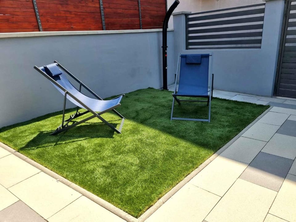 Summer, sunbed